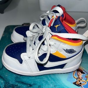 2020
Air Jordan 1 Mid GS 'White Deep Royal Blue TODDLER SIZE 7C ( NO BOX )